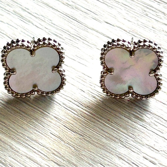 🆕 Clover Pearl ☘️ earrings - Picture 1 of 6